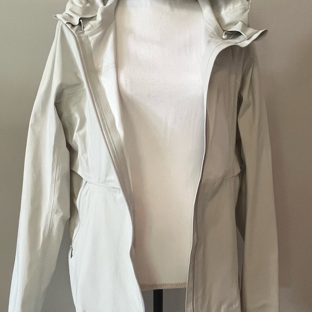 Lululemon Women's Ivory Light Hooded Jacket Size 10
